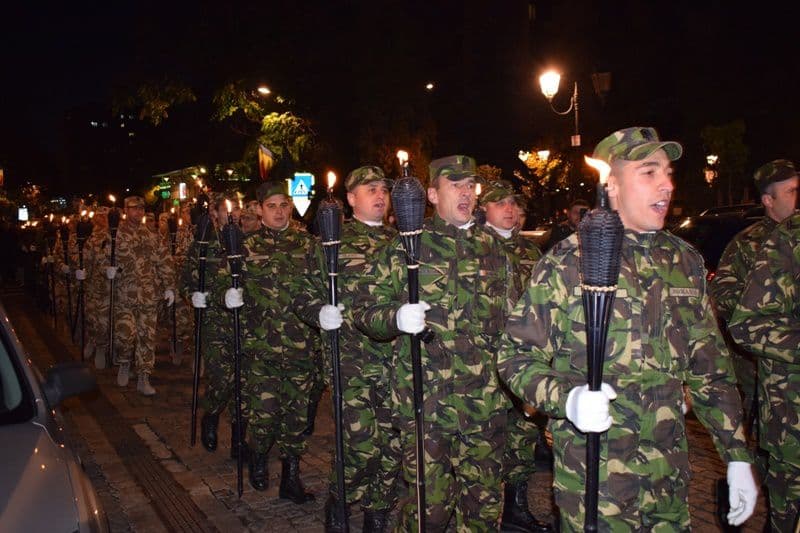 Defilare cu torţe, la Botoșani, de Ziua Armatei Române - FOTO
