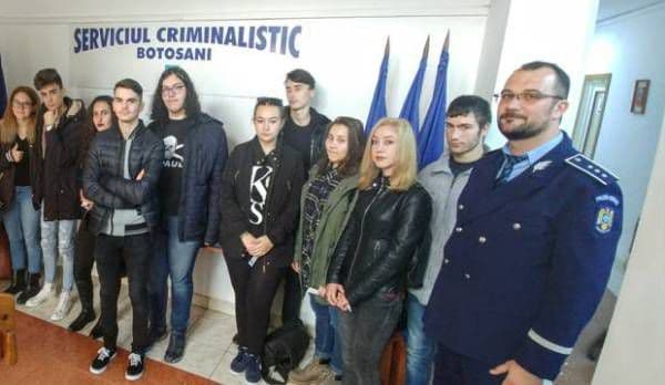 „Şcoala alfel” - Nou prilej de întâlnire a elevilor botoşăneni cu poliţiştii - FOTO