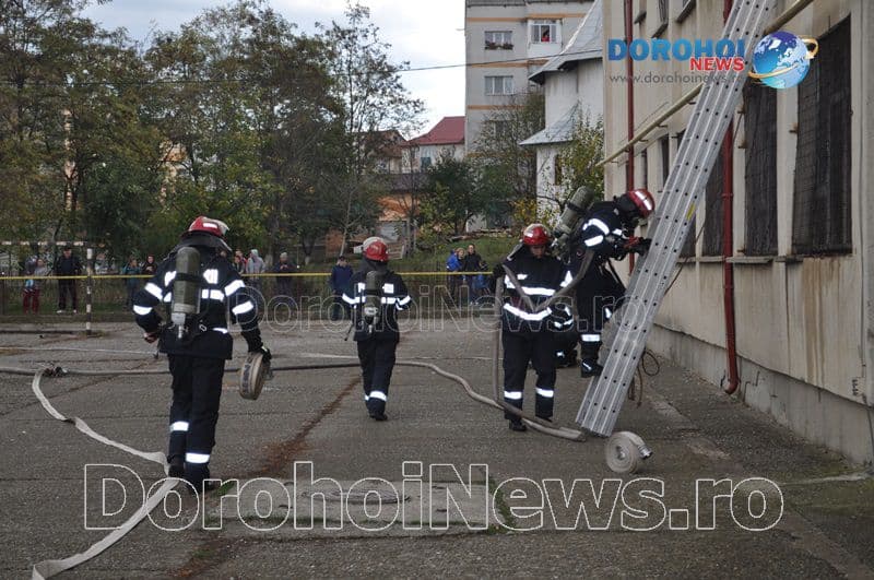 Incendiu la Școala Gimnazială „Mihail Kogălniceanu” Dorohoi: Exercițiu de amploare a pompierilor – VIDEO/FOTO
