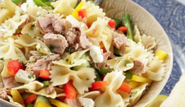 Salată colorată cu paste și șuncă