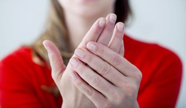 Îți amorțesc mâinile? Iată AFECȚIUNILE de care poți suferi