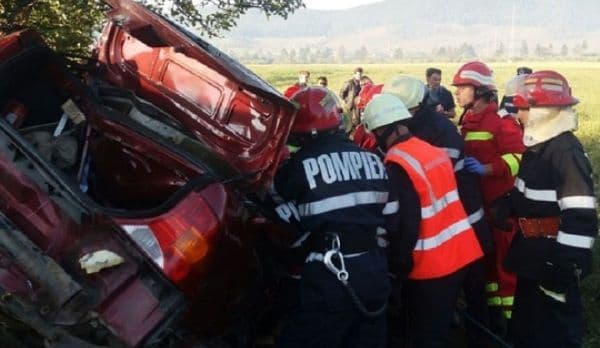 Din pasager a ajuns pacient... Un autoturism scăpat de sub control a părăsit carosabilul şi s-a prăbuşit pe câmp