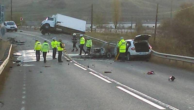 ACCIDENT grav! Cinci persoane au murit carbonizate într-o mașină scăpată de sub control