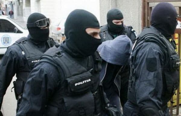 Mii de pachete de țigări confiscate și 12 persoane duse la audieri în urma perchezițiilor