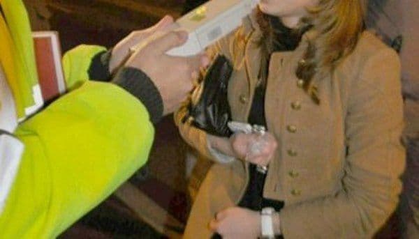 Tânără de 25 de ani prinsă de polițiști beată la volan. Vezi ce alcoolemie avea!