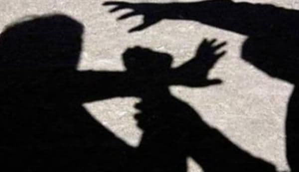 Bătaie între adolescenți începută într-un bar și terminată la spital