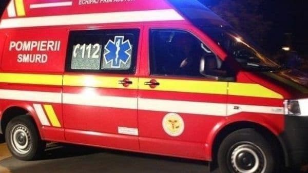 La un pas să rămână fără o mână! Un bărbat și-a prins mâna la o mașină de tocat furaje