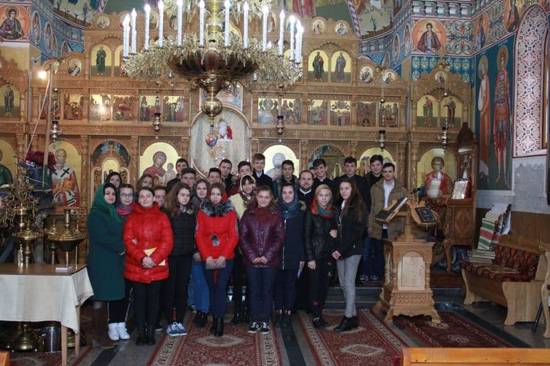 Seminariștii dorohoieni au aflat cum se pictează o biserică - FOTO