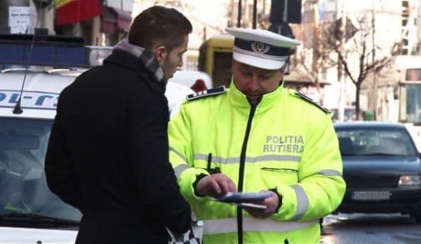 Zeci de pietoni amendaţi de poliţişti după ce au traversat strada prin loc nepermis