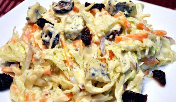 Salată de varză cu maioneză, smântână și brânză