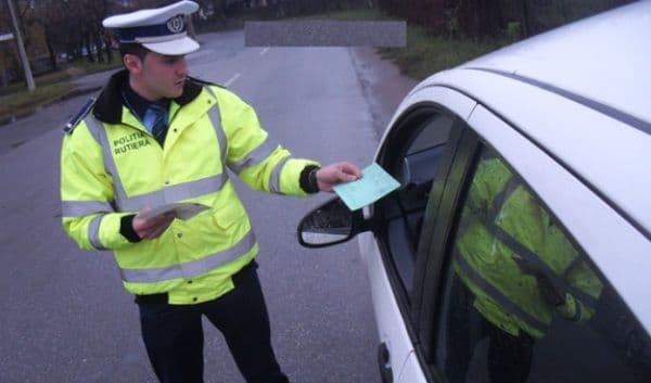 Amenzi şi permise de conducere reţinute, după un control a poliției rutiere