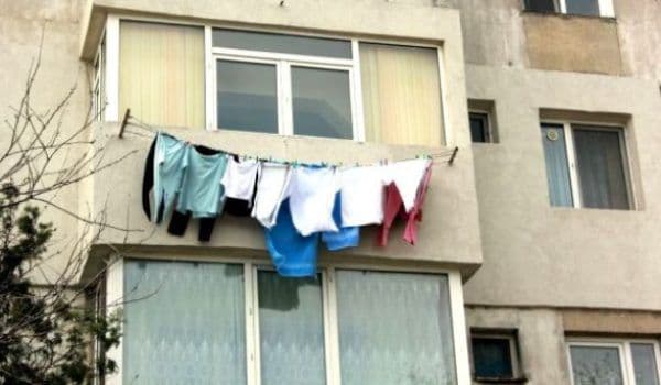 Un oraș din România interzice uscarea rufelor în balcoanele locuințelor și bătutul covoarelor în spatele blocului