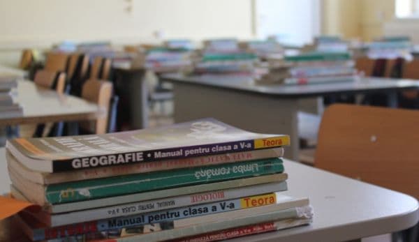 Manualele de clasa a V-a ajung de luni în şcoli, la două luni de la începerea anului şcolar