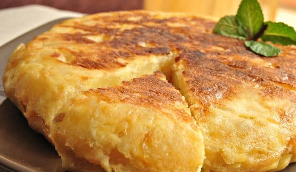 Omletă spaniolă cu șuncă și cașcaval