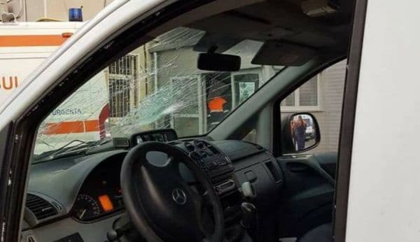 Echipaj de la ambulanța Botoșani atacat cu pietre de rudele unei bolnave. Pacienta a murit, până la sosirea polițiștilor!