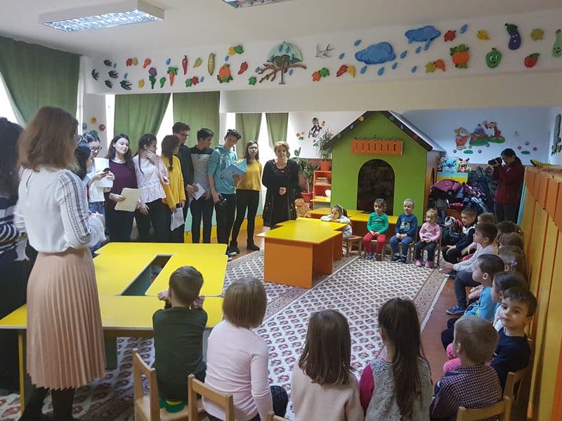 Membrii Cercului de lectură de la Școala 7 Botoșani, în vizită la „Piticii” de la Grădinița „Albă ca Zăpada” Dorohoi - FOTO