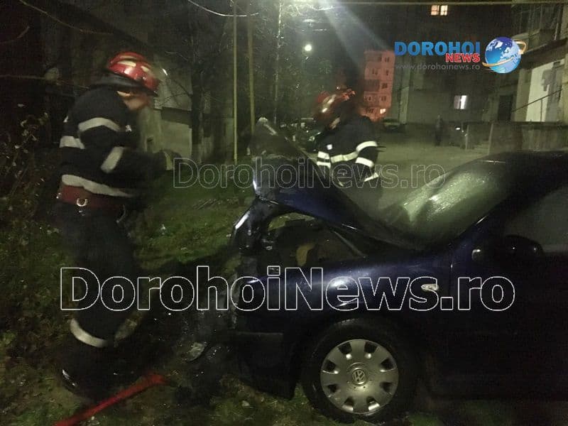 Mașină cuprinsă de flăcări într-o parcare din municipiul Dorohoi – VIDEO / FOTO