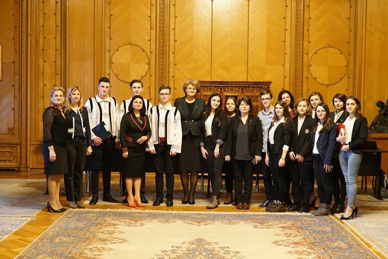 Elevi dorohoieni la Parlamentul României - FOTO