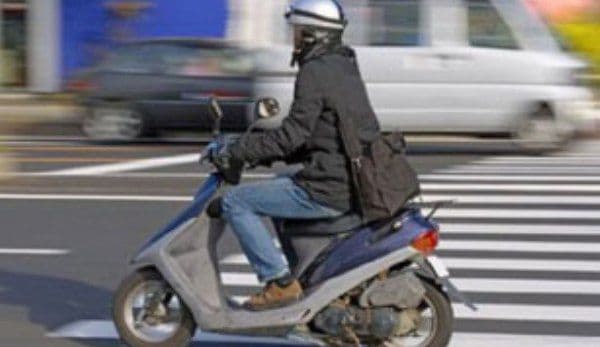 La 34 de ani, călare pe moped, în stare de ebrietate și fără permis