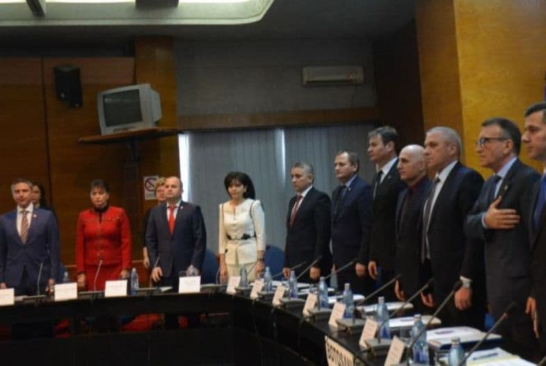 Contractul pentru realizarea drumului strategic, semnat de vicepremier și ministrul Fondurilor Europene, în prezența a zeci de primari din județ