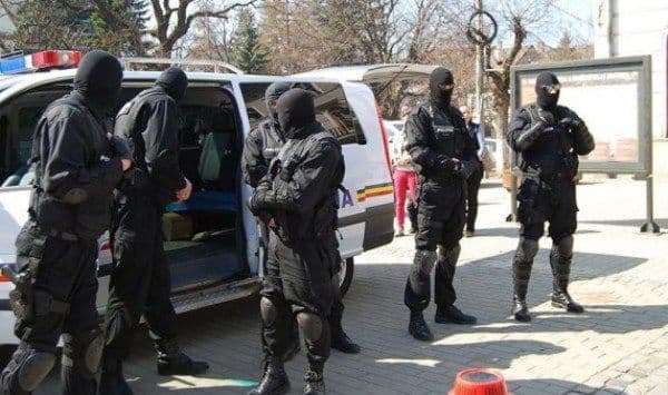 Percheziţii desfăşurate la această oră de poliţişti la persoane cercetate pentru comiterea de furturi din locuinţă