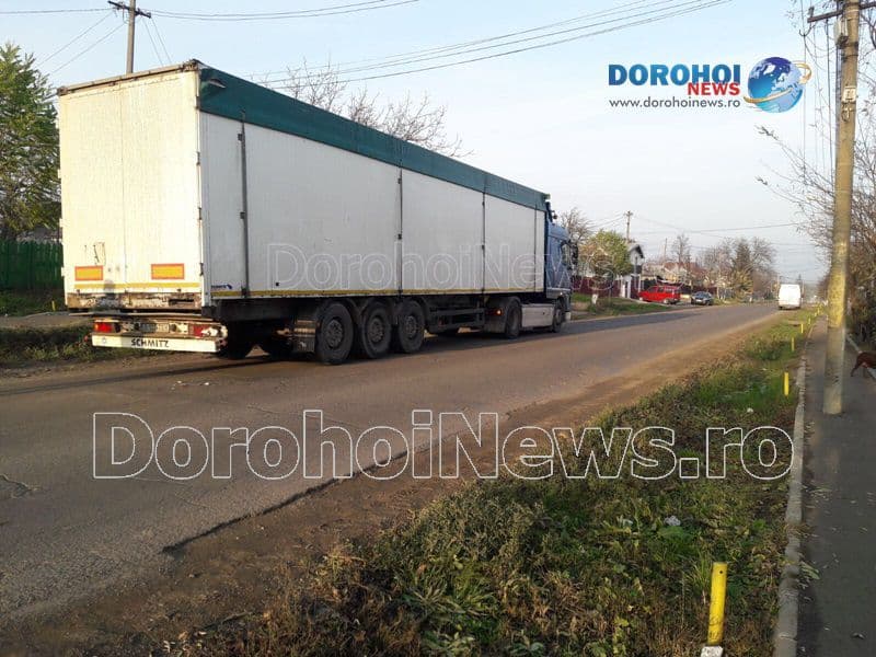 Carambol între trei autovehicule pe strada Sfântul Ioan Românul din Dorohoi - FOTO
