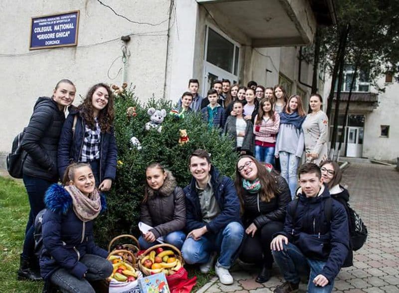 Colegiul Național Grigore Ghica Dorohoi: În „Săptămâna legumelor şi fructelor donate” se învaţă solidaritatea umană - FOTO