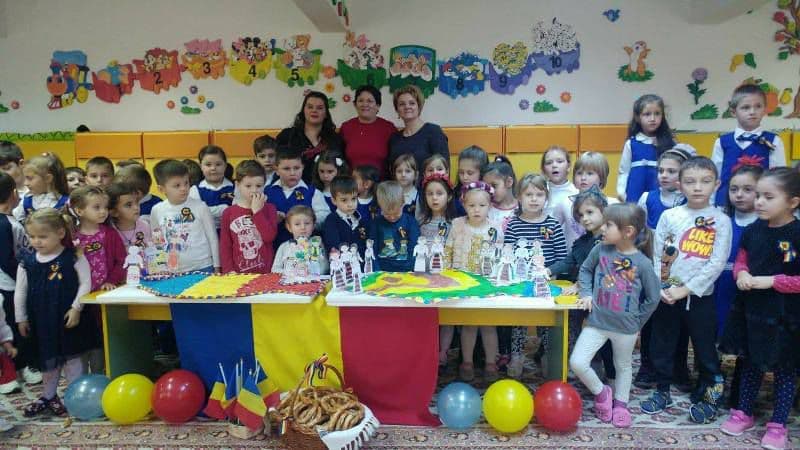 Copii ai Școlii Gimnaziale „Mihail Kogălniceanu” se simt români la Grădinița „Albă ca Zăpada” Dorohoi - FOTO