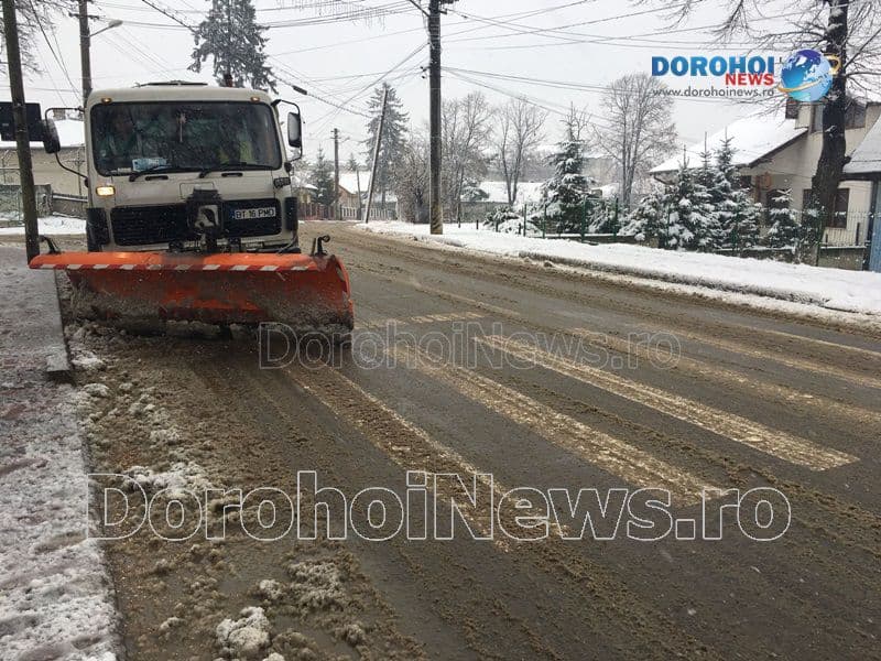 Prima zăpadă din această iarnă la Dorohoi: Autoritățile intervin pentru păstrarea unui trafic fluent - FOTO