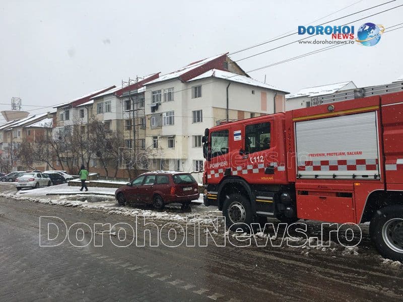 Intervenție a pompierilor pentru eliberarea unei femei blocată într-un apartament din Dorohoi - FOTO