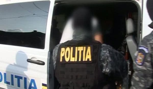 Poliţist din Suceava atacat cu sabia în timpul unor percheziţii. Agentul este în comă!