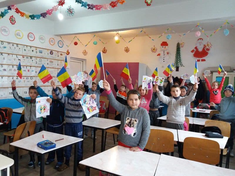 Ziua Naţională a României, sărbătorită la Liceul Tehnologic Plopenii Mari, comuna Ungureni - FOTO