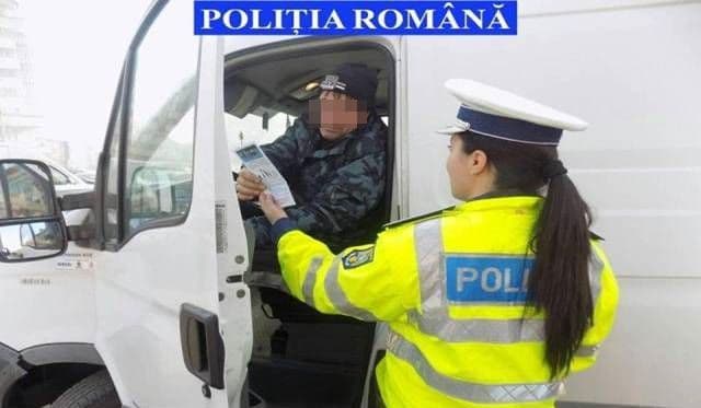 Acţiuni ale polițiștilor pentru verificarea legalității transportului public de persoane 