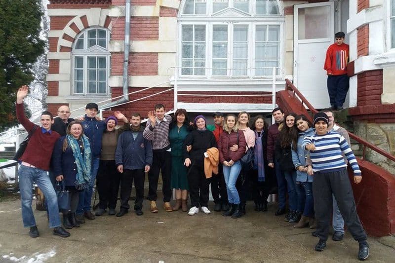 Voluntari ai Liceului Teoretic „Anastasie Bașotă” Pomîrla proiect de Ziua Internațională a Persoanelor cu Dizabilități - FOTO