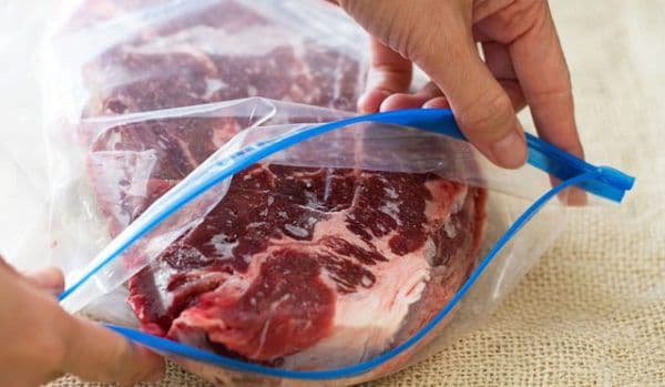 Cât poţi păstra carnea la congelator până să se strice