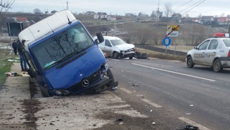 Accident pe drumul Botoșani-Suceava! O persoană a fost rănită după ce a intrat cu capul în parbriz!
