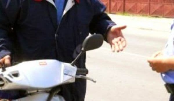 Ce a păţit un tânăr care conducea un moped neînmatriculat și fără permis