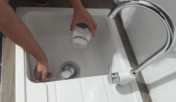 Ce se întamplă dacă pui SARE în scurgerea de la chiuvetă