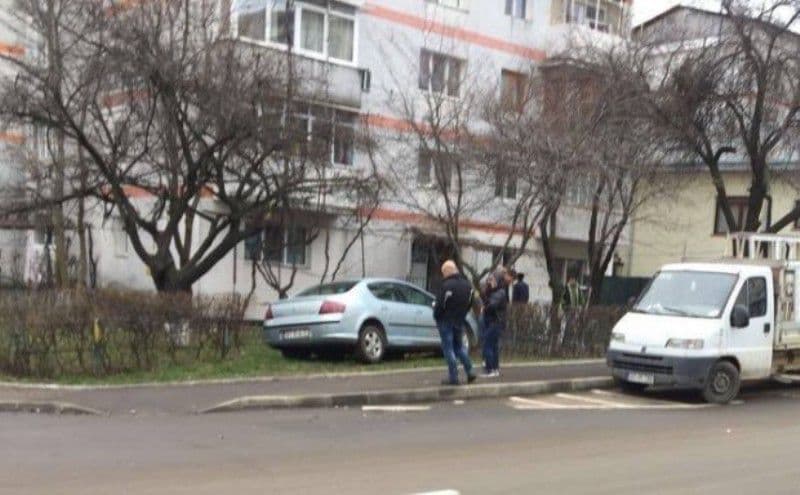 Neatenția bat-o vina! Două maşini şi un gard au suferit avarii în urma unui accident - FOTO