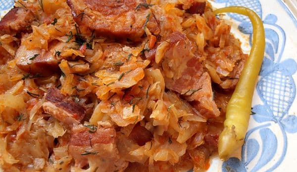 Varză dulce cu carne de porc afumată