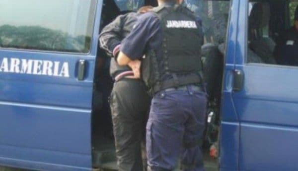 Tineri prinşi cu un televizor care nu le aparţinea