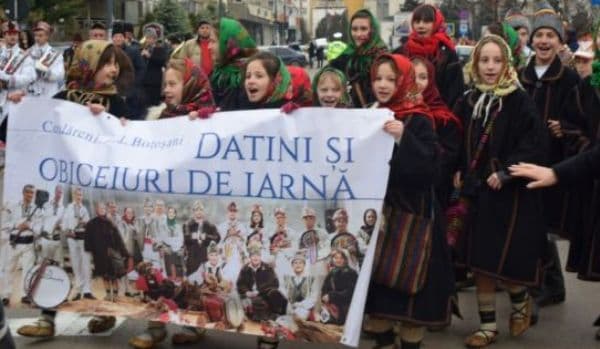 „Din străbuni, din oameni buni” – Botoșani, parada formațiilor de datini și obiceiuri - FOTO