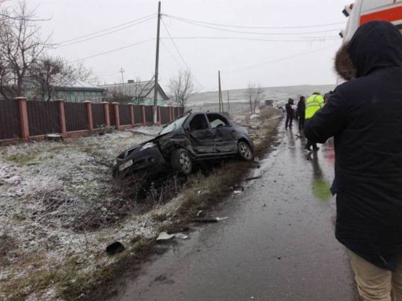 Accident GRAV: Două mașini distruse și patru persoane rănite - FOTO