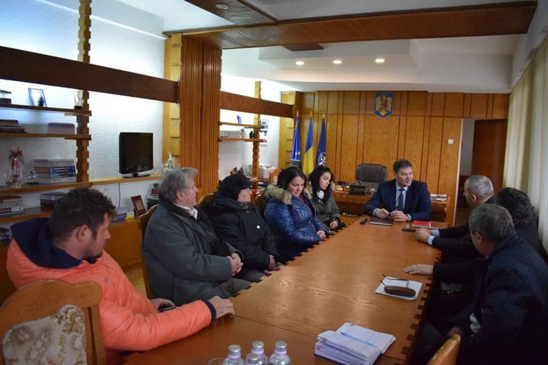 Întâlnire convocată de prefect cu proprietarii din blocul afectat de explozie şi reprezentanţii Delgaz Grid şi ai proiectantului
