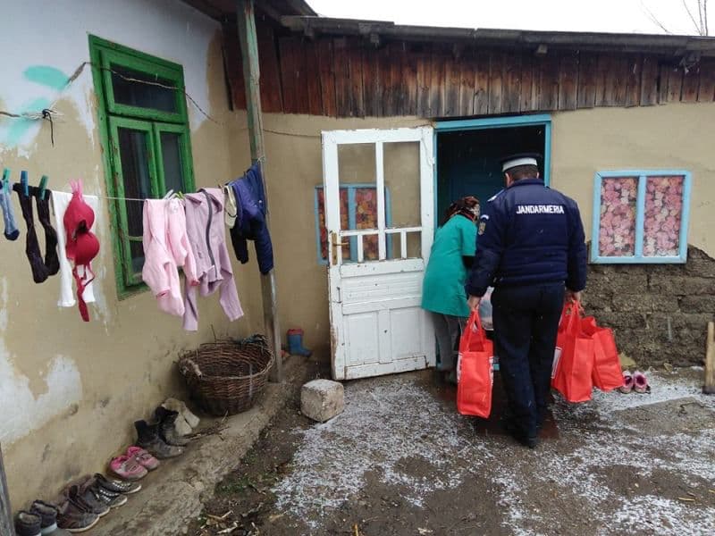 Cadouri de la jandarmi pentru copiii din trei familii botoșănene - FOTO