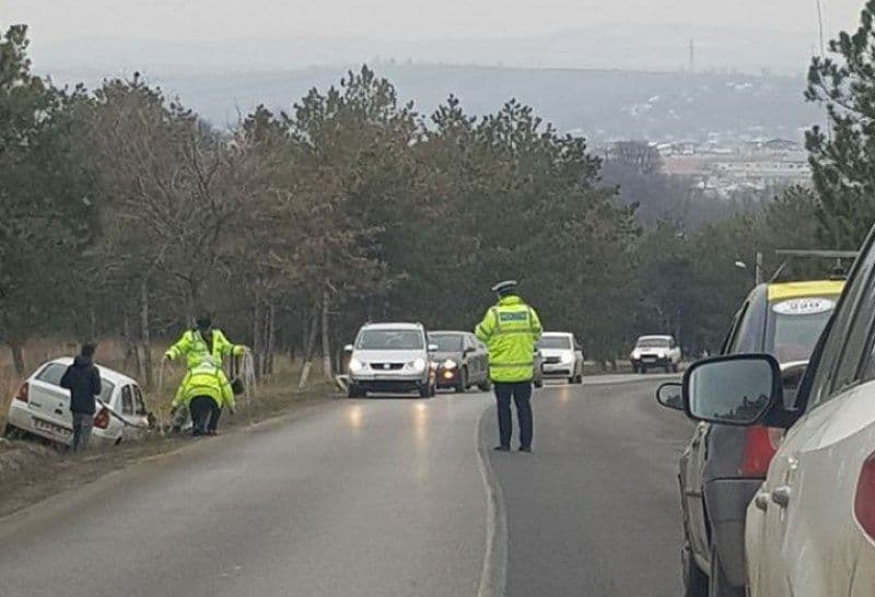 Accident la intrarea în Dorohoi! O șoferiță a ajuns cu mașina în șanț după o depășire imprudentă