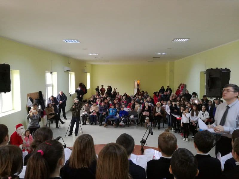 „Deschide ușa, creștine!” - Serbare de Crăciun la Căminul Cultural Broscăuți - FOTO
