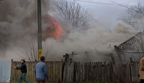 Două locuințe cuprinse de făcări înainte de Sărbători