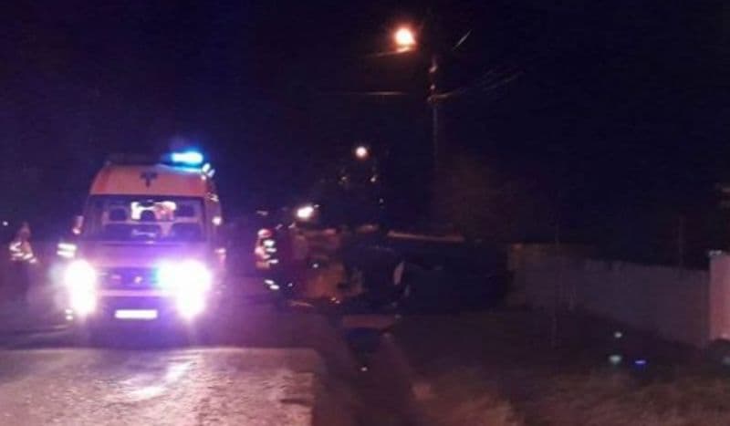 La un pas de moarte! Un șofer s-a răsturnat cu maşina într-un şanţ. Martorii, ÎNGROZIŢI - FOTO
