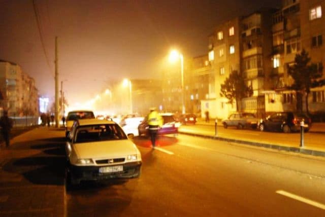 Aventură sub aburii alcoolului. S-a grăbit și luat la rând pilonii din dreptul unei staţii de tramvai